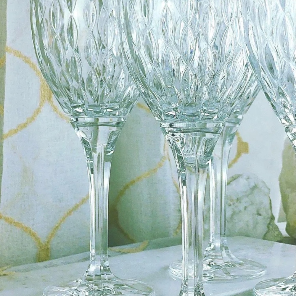 AND GOLIAH GAVE HANNA WINE GLASSES SHE SAID OH MY TOO TALL AND SOLD THEM ON POSH